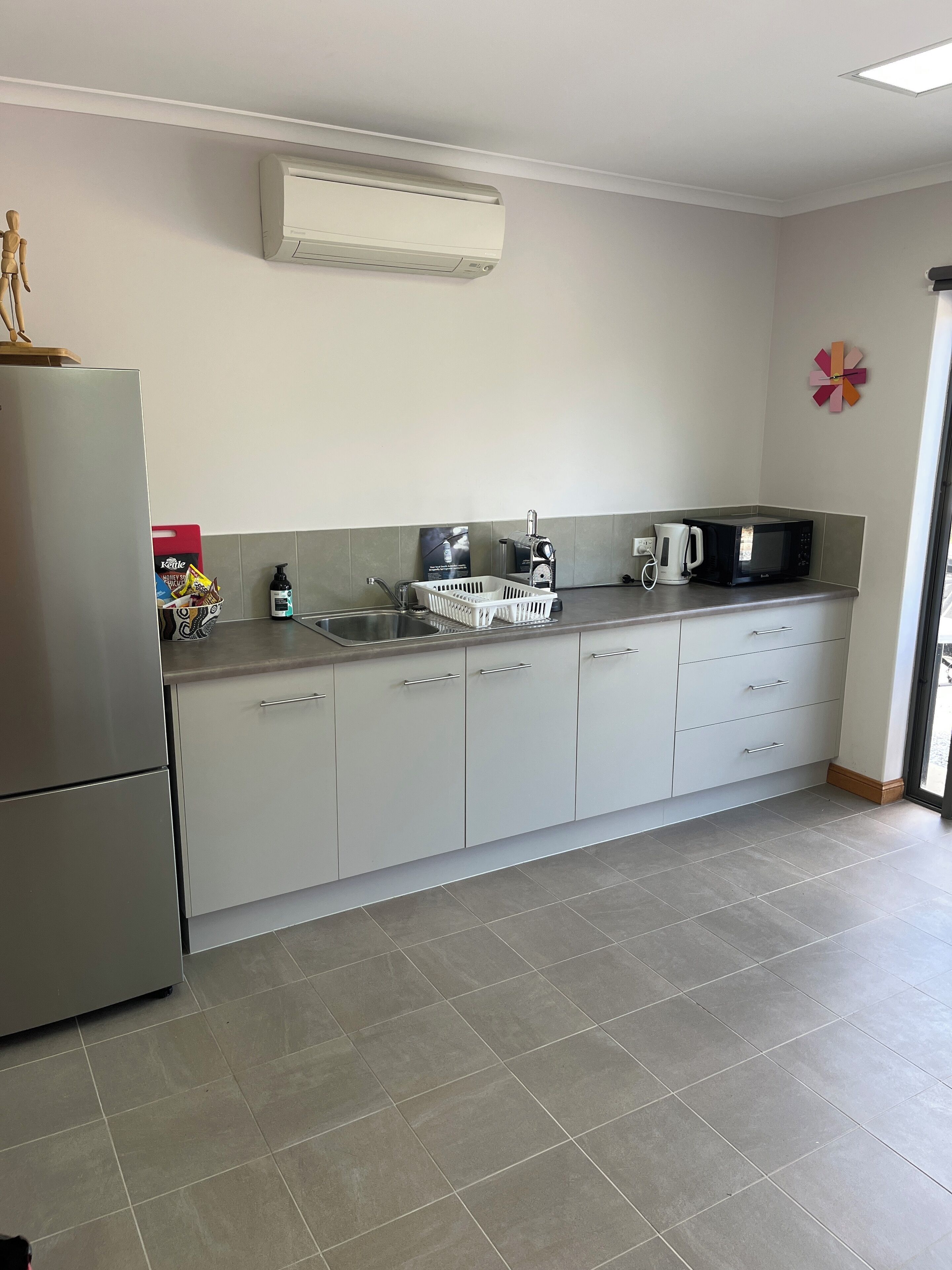 Refrigerador, microondas, cafetera y tetera y tetera eléctrica 