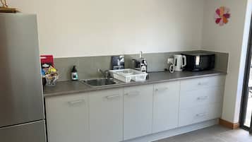 雪櫃、微波爐、咖啡機/沖茶器、電熱水壺