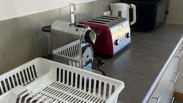 雪櫃、微波爐、咖啡機/沖茶器、電熱水壺