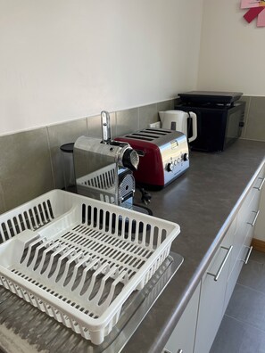 Réfrigérateur, micro-ondes, cafetière/bouilloire, bouilloire électrique