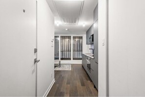 Microwave, oven, stovetop, dishwasher - Brand new condo in the heart of downtown Montreal (Montréal)