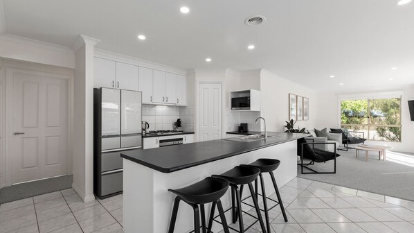 Fridge, microwave, oven, stovetop - Paddys - Point Lonsdale (Point Lonsdale)