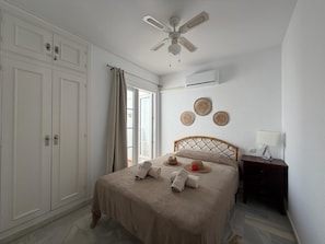 3 slaapkamers, een strijkplank/strijkijzer, internet, beddengoed