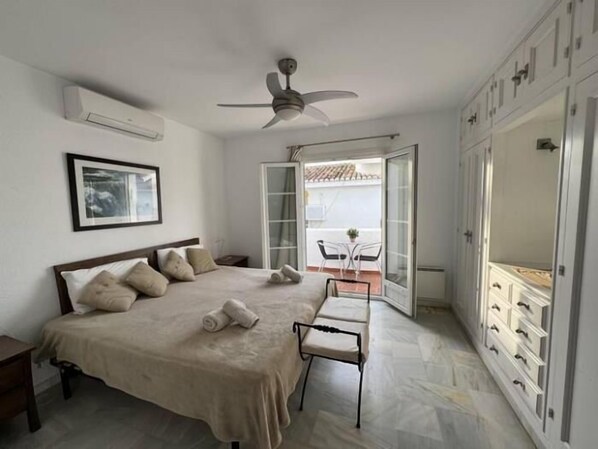 3 habitaciones, tabla de planchar con plancha, internet y ropa de cama
