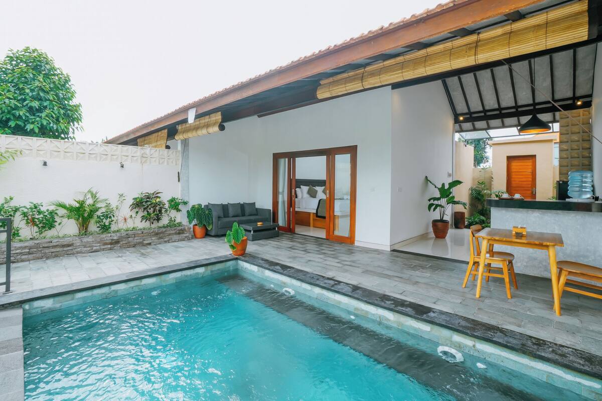 Classic Villa, 1 King Bed, Kitchen, Pool View | Terrace/patio
