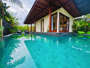 Deluxe-Villa, 1 Schlafzimmer, Küche, Poolblick | Wohnbereich | 60-Zoll-Smart-TV mit Kabelempfang