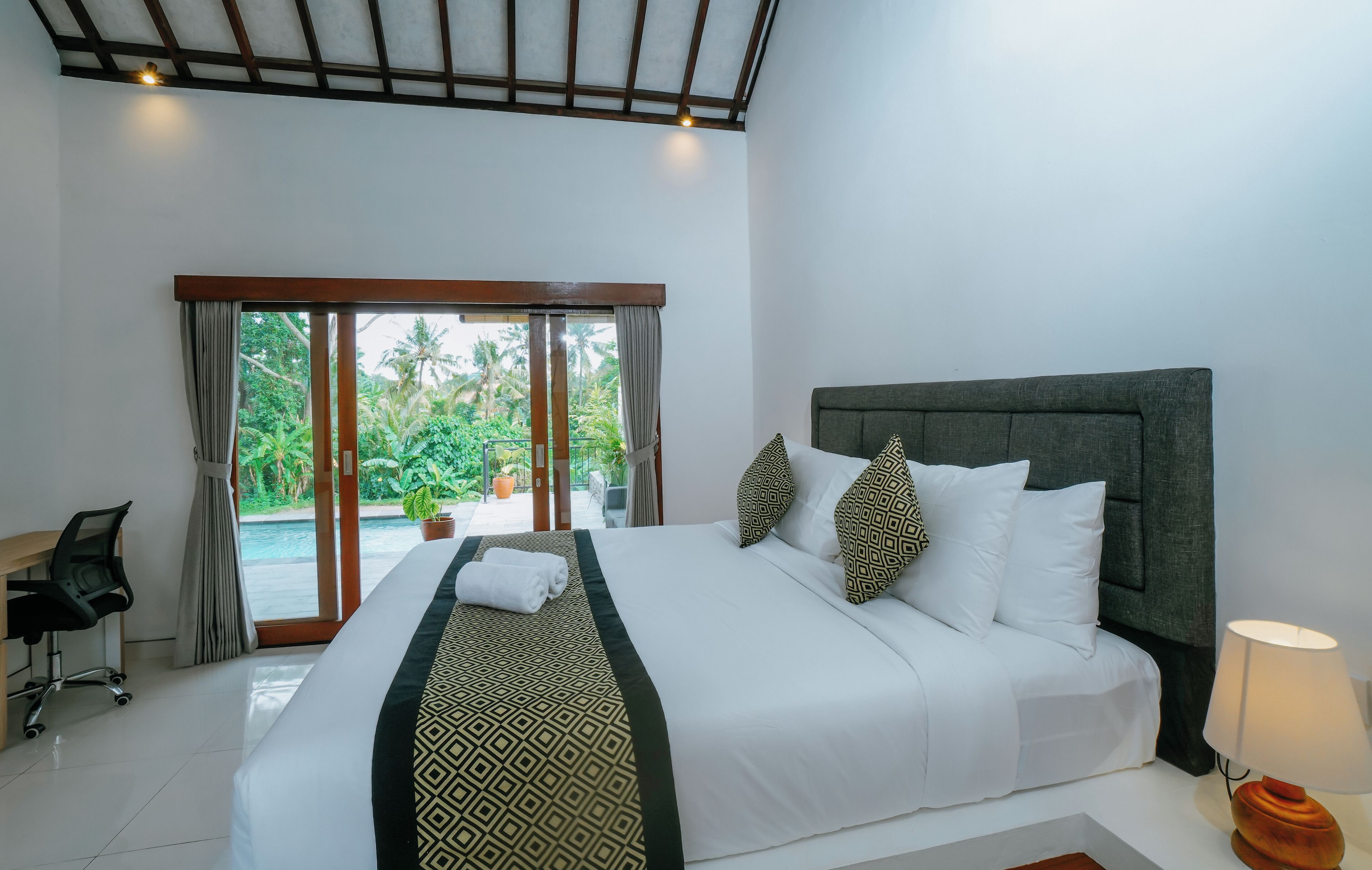 经典别墅, 1 张特大床, 厨房, 泳池景观 | 埃及棉床单、高档床上用品、迷你吧、办公桌