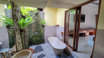 Superior-villa - 1 soveværelse - køkken - udsigt til pool | Badeværelse | Bruser, brusehoved med spredningseffekt, gratis toiletartikler, bidet