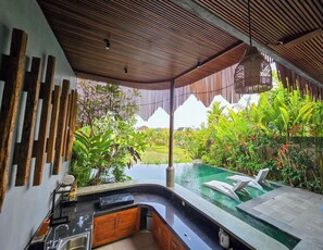 Familienvilla, 2 Schlafzimmer, Küche, Poolblick | Eigene Küche | Herdplatte, Wasserkocher, Mixer, Kochgeschirr/Geschirr/Besteck