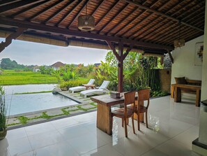 Standard Villa, 1 King Bed, Pool View, Garden Area | Living area