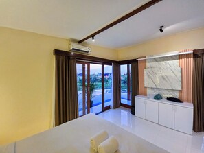 Villa Deluxe, 1 chambre, cuisine, vue piscine | Draps en coton égyptien, literie de qualité supérieure, minibar, bureau