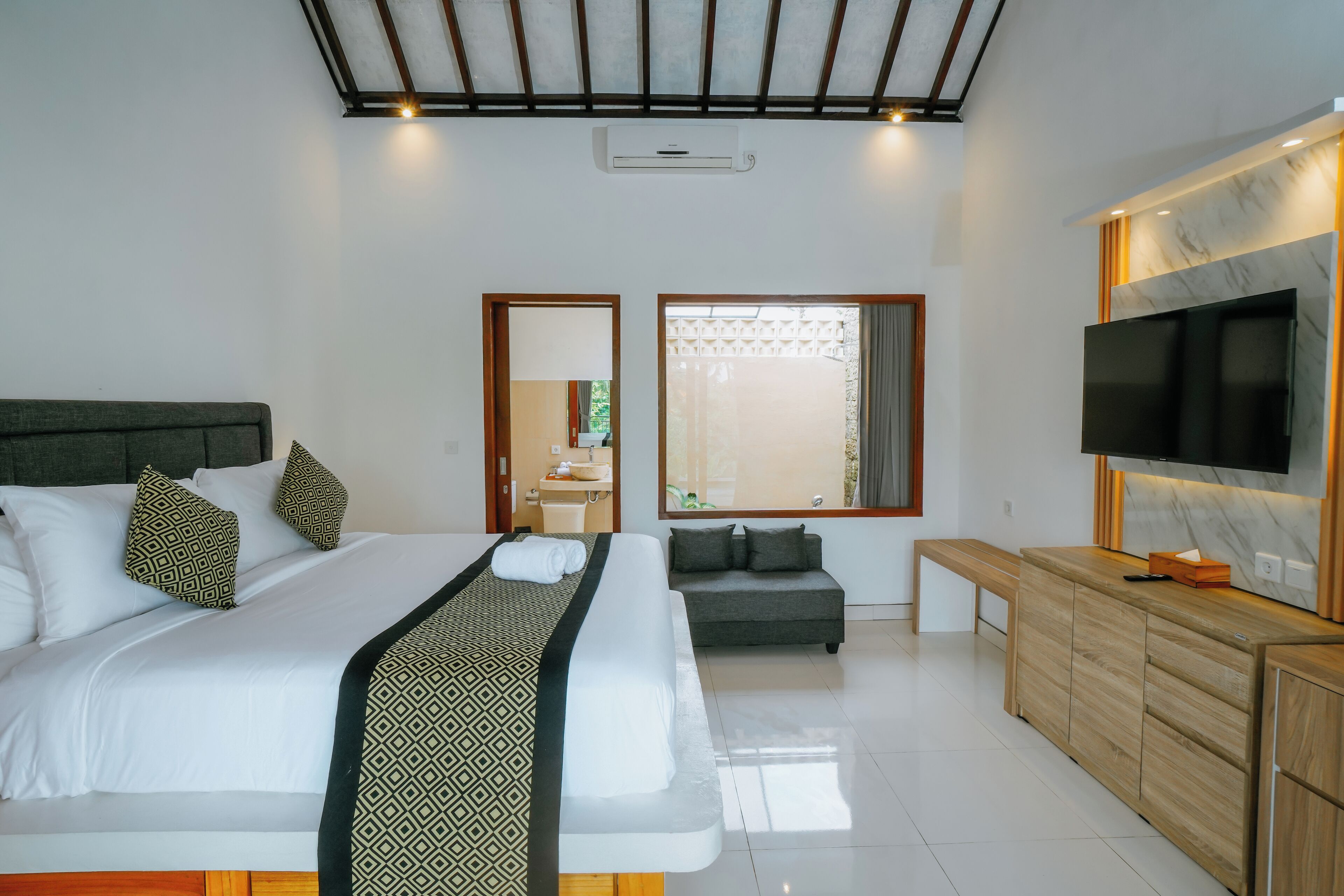 Villa clásica, 1 cama de matrimonio grande, cocina, vistas a la piscina | Sábanas de algodón egipcio, ropa de cama de alta calidad, minibar