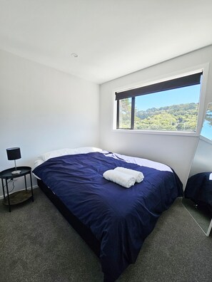 3 bedrooms, iron/ironing board, WiFi, bed sheets - NEW 3 Bedroom and Garage Home, City Fringe! (Wellington)