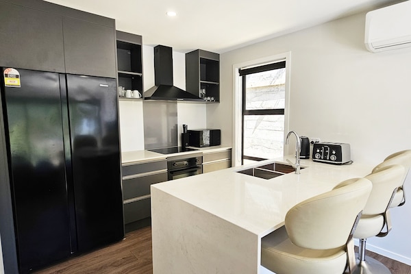 Een koelkast, een magnetron, een kookplaat, een waterkoker