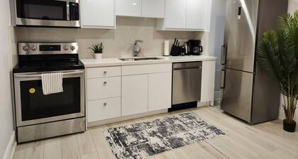 2BR+2Bath! 2queen beds! Luxurious Large Private Quiet Free Parking & Ultra Clean