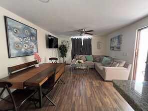 Een smart-tv en boeken