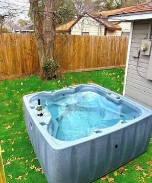 Bañera de hidromasaje al aire libre