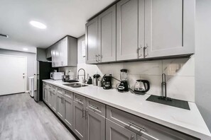 Fridge, microwave, oven, stovetop - Comfy 5BR Home with Hot Tub, 10min from NGR Stadium (Houston)