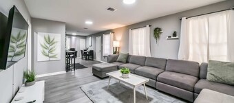 Comfy 5BR Home with Hot Tub, 10min from NGR Stadium