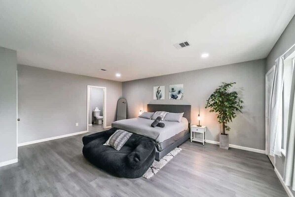 5 bedrooms, iron/ironing board, WiFi, bed sheets - Comfy 5BR Home with Hot Tub, 10min from NGR Stadium (Houston)