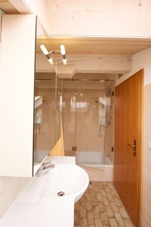 Dusche, Haartrockner, Handtücher