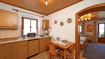 Wasserkocher mit Kaffee-/Teezubehör, Kühlschrank, Mikrowelle, Ofen