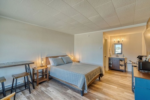 Comfy and Cozy Studio for 2 (101 Spring Creek)