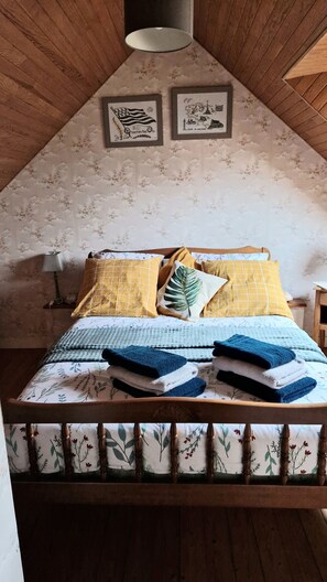 5 bedrooms, iron/ironing board, bed sheets - Gîtes Grandes Famille 12 Personnes (Roudouallec)