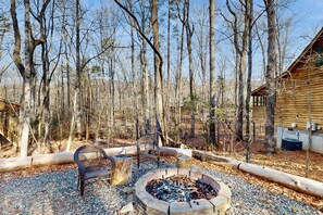 Property grounds - Dog-friendly classic two-story cabin with private hot tub & firepit (Sautee Nacoochee)