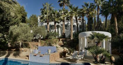 Inmitten Eines Mediteranen Gartens, Terrassiert, Befindet Sich das Appartment
