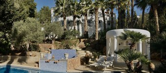 Inmitten Eines Mediteranen Gartens, Terrassiert, Befindet Sich das Appartment