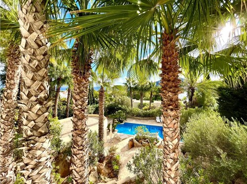 Inmitten Eines Mediteranen Gartens, Terrassiert, Befindet Sich das Appartment