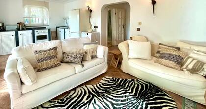 Inmitten Eines Mediteranen Gartens, Terrassiert, Befindet Sich das Appartment
