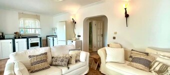 Inmitten Eines Mediteranen Gartens, Terrassiert, Befindet Sich das Appartment