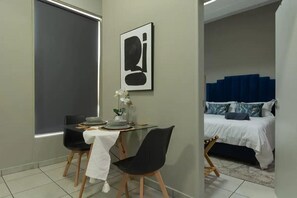 1 Schlafzimmer, Schreibtisch, BĂŒgeleisen/BĂŒgelbrett, kostenloses WLAN