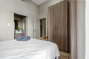 1 Schlafzimmer, Schreibtisch, BĂŒgeleisen/BĂŒgelbrett, kostenloses WLAN