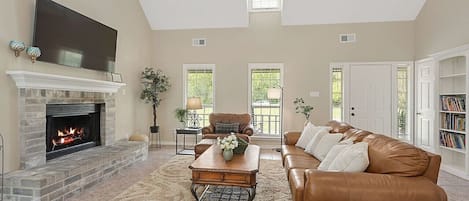 Smart TV, chimenea, mesa de ping pong