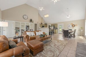 Smart TV, chimenea y tenis de mesa 