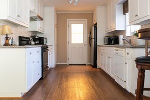 Fridge, microwave, oven, stovetop - Covered Pool 1 Mi Walk to Kyle Field (College Station)