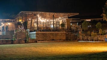 Bar (trong khuôn viên)