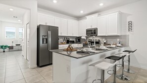 Fridge, microwave, oven, dishwasher - Stylish Condo 3Beds/2Baths/18Min from Disney (Davenport)