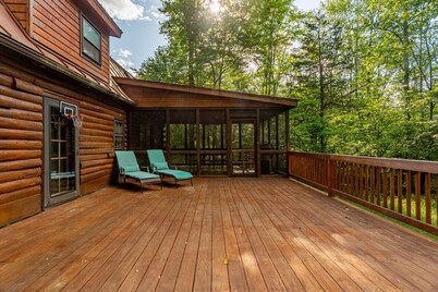 Charming & Cozy Cabin w/ Screened Porch