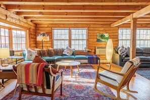 Televisio, takka, kirjoja, työhuone