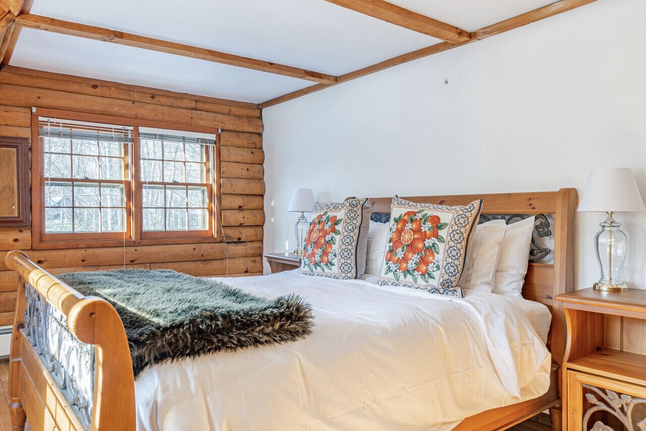 3 bedrooms, desk, iron/ironing board, travel cot