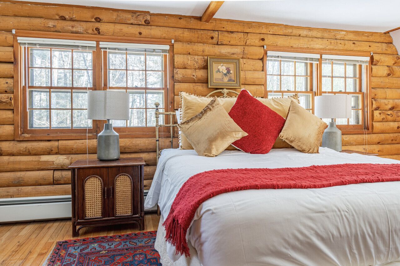 3 bedrooms, desk, iron/ironing board, travel crib