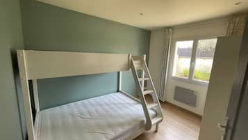 2 chambres, lit parapluie, draps fournis