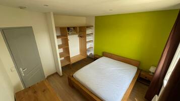 2 chambres, lit parapluie, draps fournis