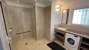 Douche, sèche-cheveux, serviettes fournies