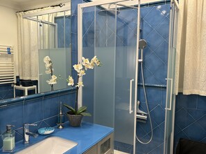 Bruser, hårtørrer, bidet, håndklæder