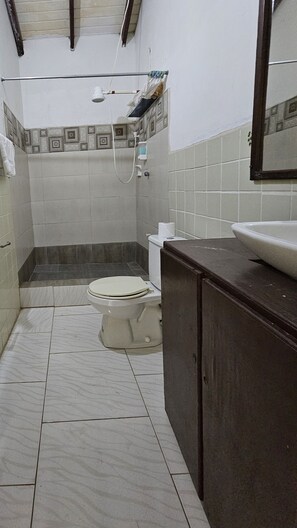 Towels, soap, toilet paper - Bay View Apartments - Canouan Island - Room 2BC Breakfast, Snorkeling (Charlestown)